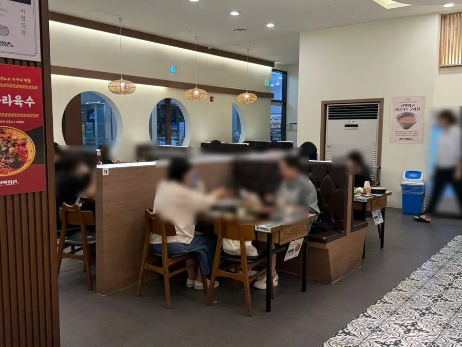 넓고 쾌적한 편백회관 동탄점 매장 내부