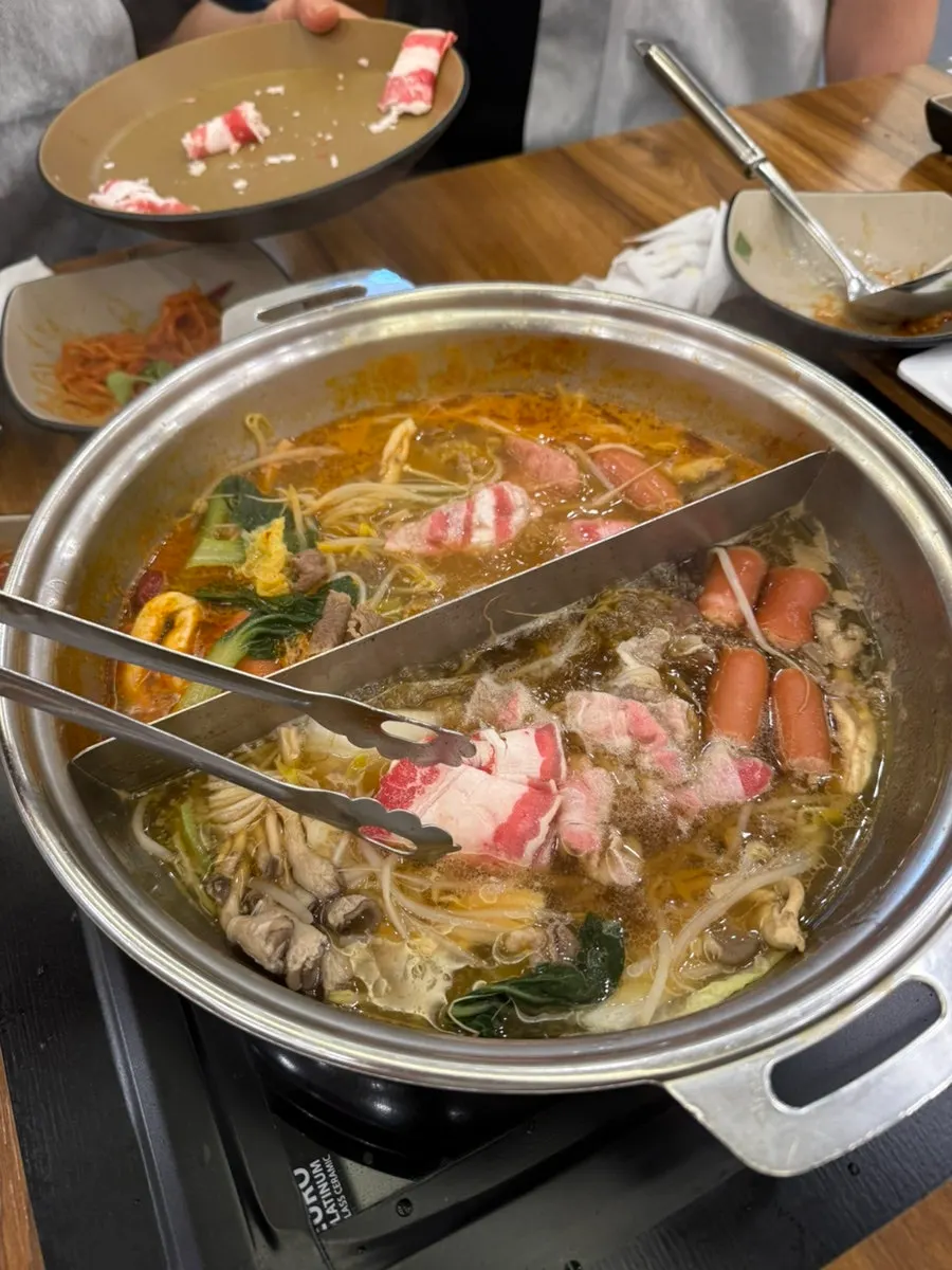 채소와 고기를 가득 넣은 끓는 샤브샤브