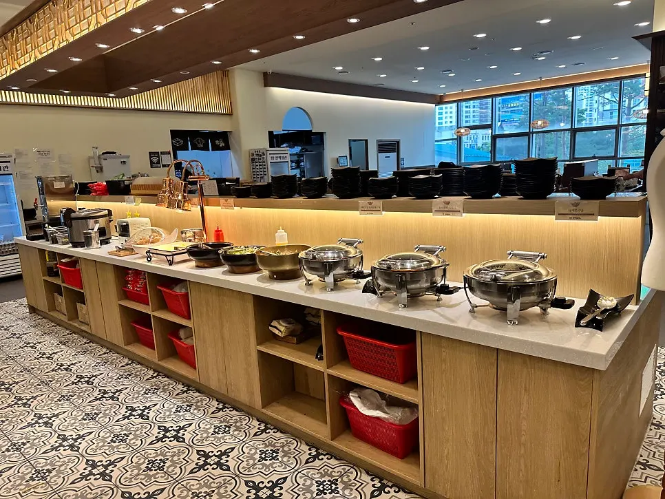 Spacious dining hall with well-spaced tables at Pyeonbaek Hoegwan Dongtan Branch
