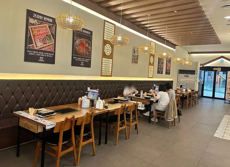 Table setup good for a family meal at Pyeonbaek Hoegwan Dongtan Branch