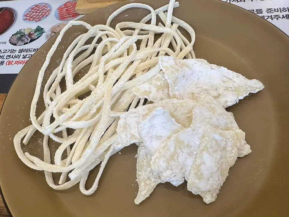 Sujebi and kalguksu noodle station