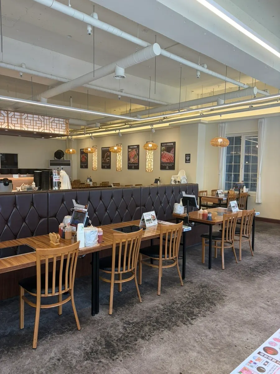 Quiet dining hall at Pyeonbaek Hoegwan Ilsan Hwajeong Branch right after opening