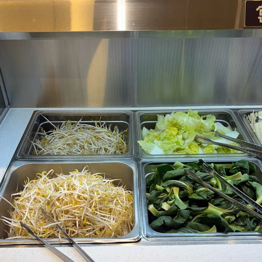 Bean sprouts and other shabu-shabu vegetables