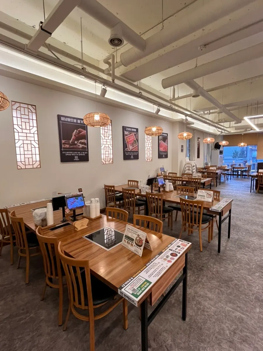Spacious interior hall of Pyeonbaek Hoegwan Ilsan Hwajeong Branch