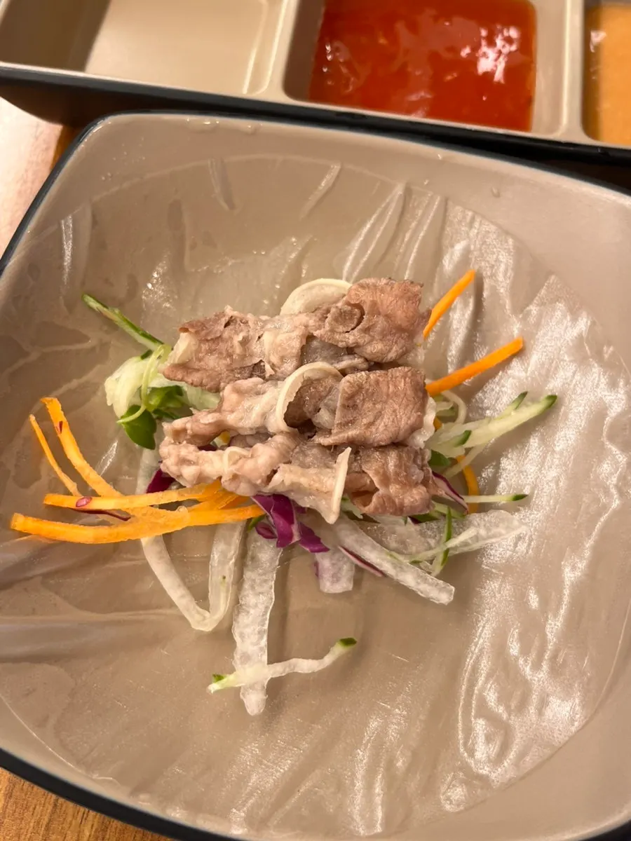 Picking up a piece of cedar-steamed pork