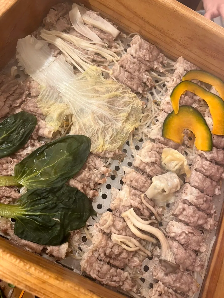 Fresh spring roll wrapped with cedar-steamed pork