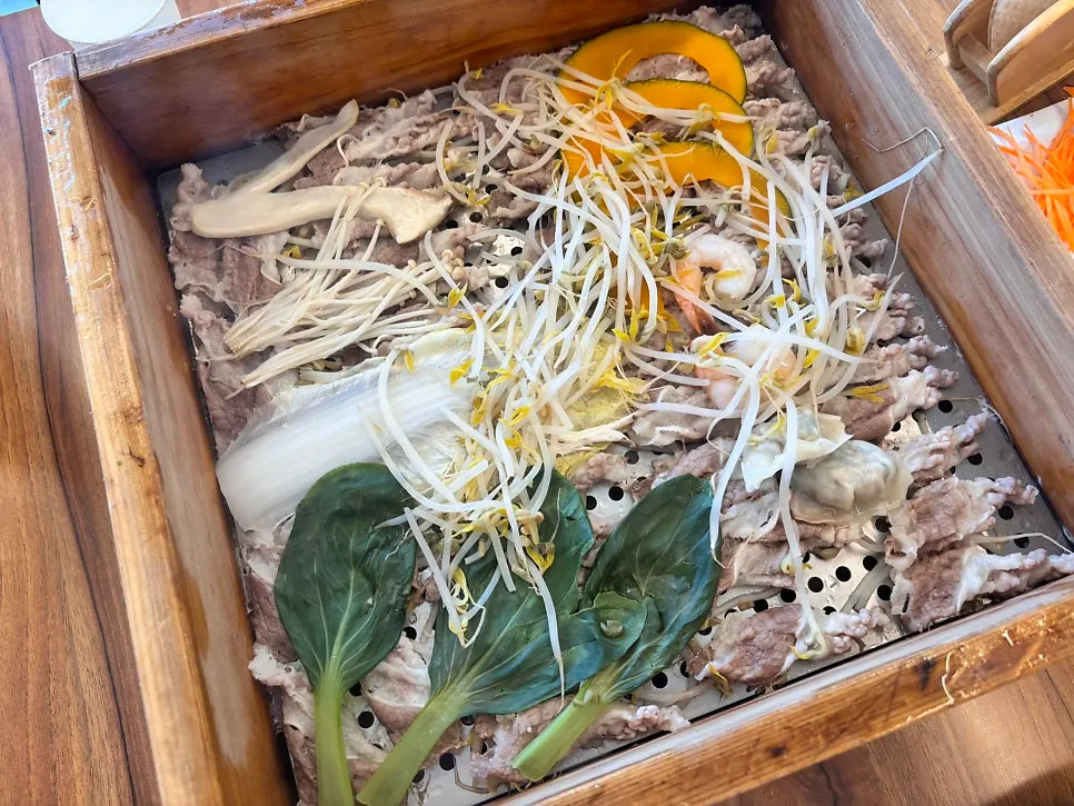 숙주를 추가로 올린 편백찜 찜기