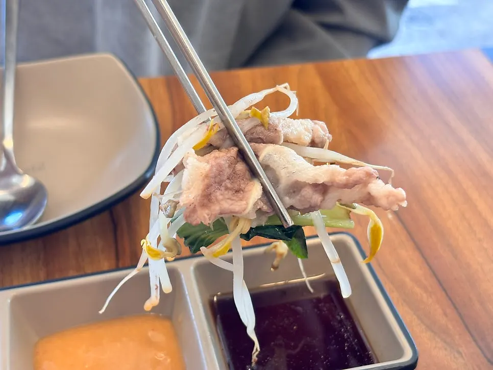다 쪄진 편백찜 고기와 새우, 단호박
