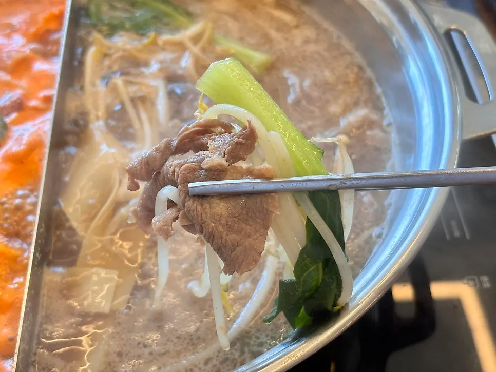 끓고 있는 된장닭 육수 샤브샤브