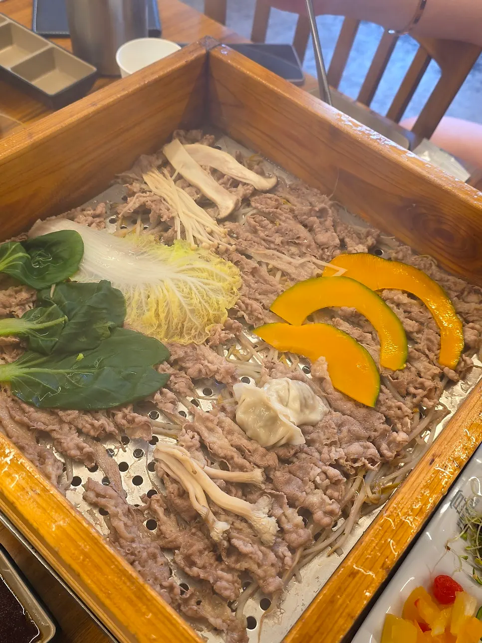 소고기 새우 버섯이 담긴 편백찜