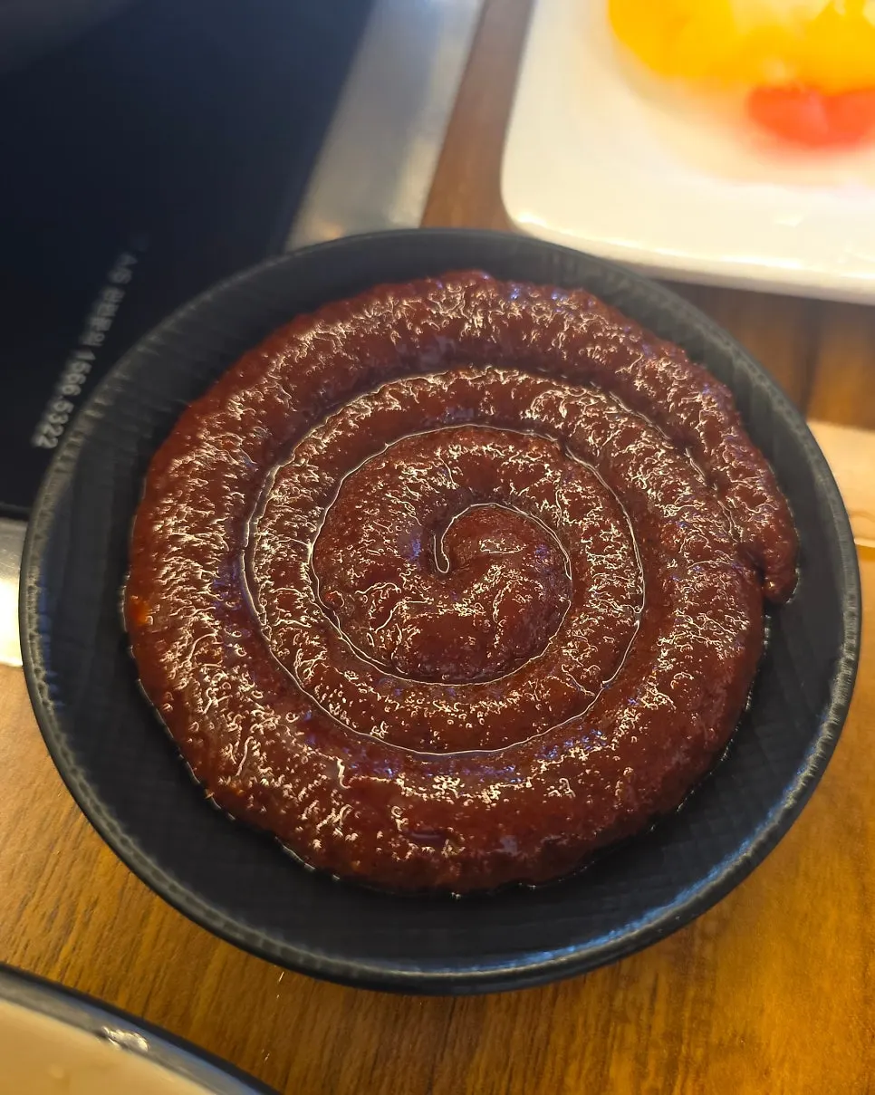 채소를 곁들인 편백찜 한 접시
