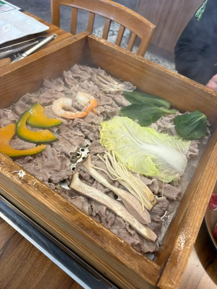 김말이와 만두, 감자튀김이 담긴 사이드 코너
