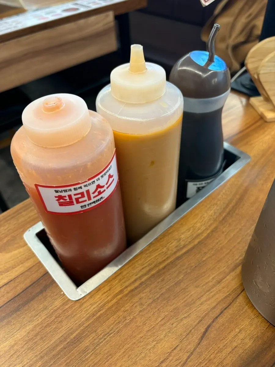 모닝빵과 딸기잼이 준비된 셀프바 코너