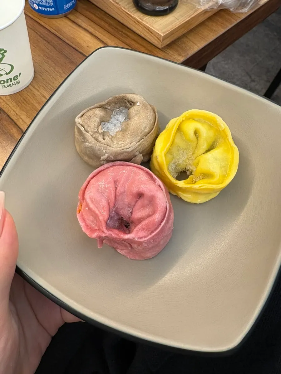 야채 사리를 넣고 끓인 토마토 육수 샤브샤브