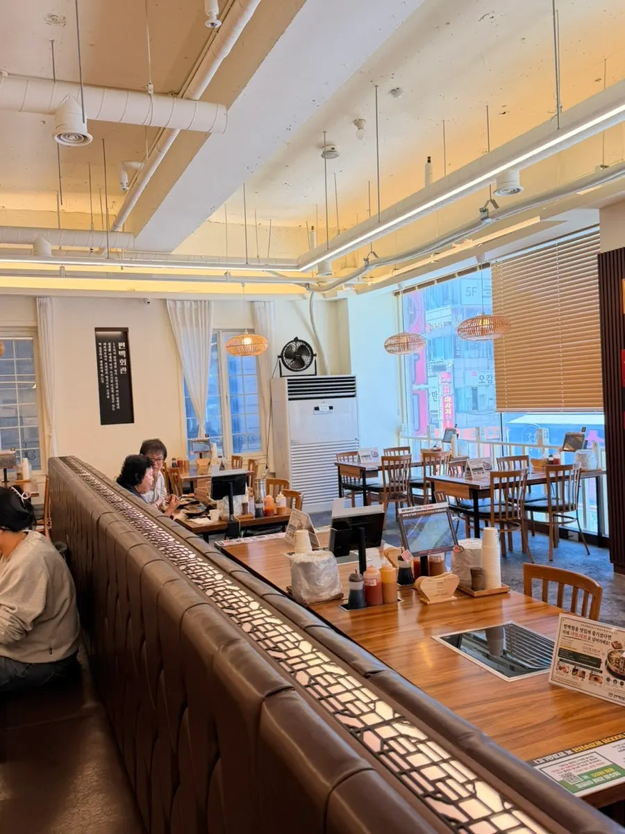 통창 너머 풍경이 보이는 창가 자리