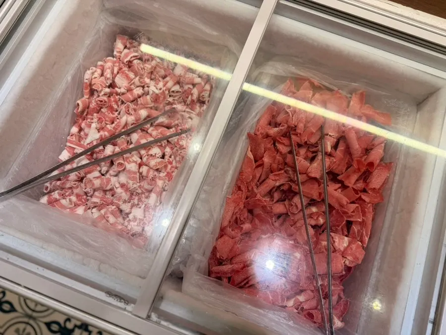 편백회관 셀프바 재료 담은 접시들