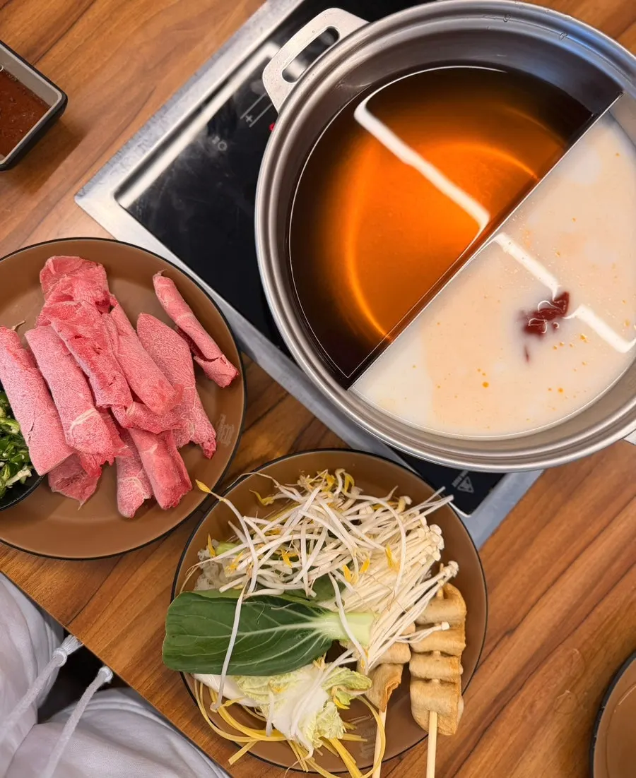 무한리필로 담아온 선홍빛 소고기 접시