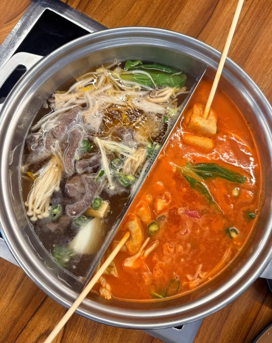 가쓰오부시와 토마토 육수 샤브샤브 냄비