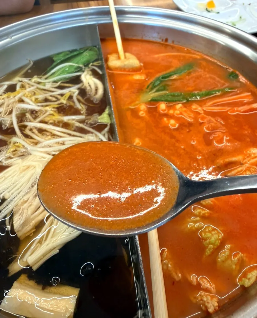 끓는 토마토 육수에 넣은 야채와 소고기