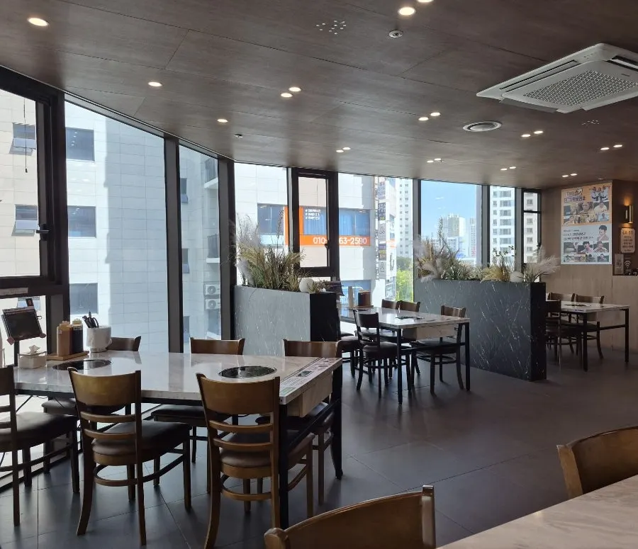 Spacious interior of Pyeonbaek Hoegwan Siheung Janggok Branch