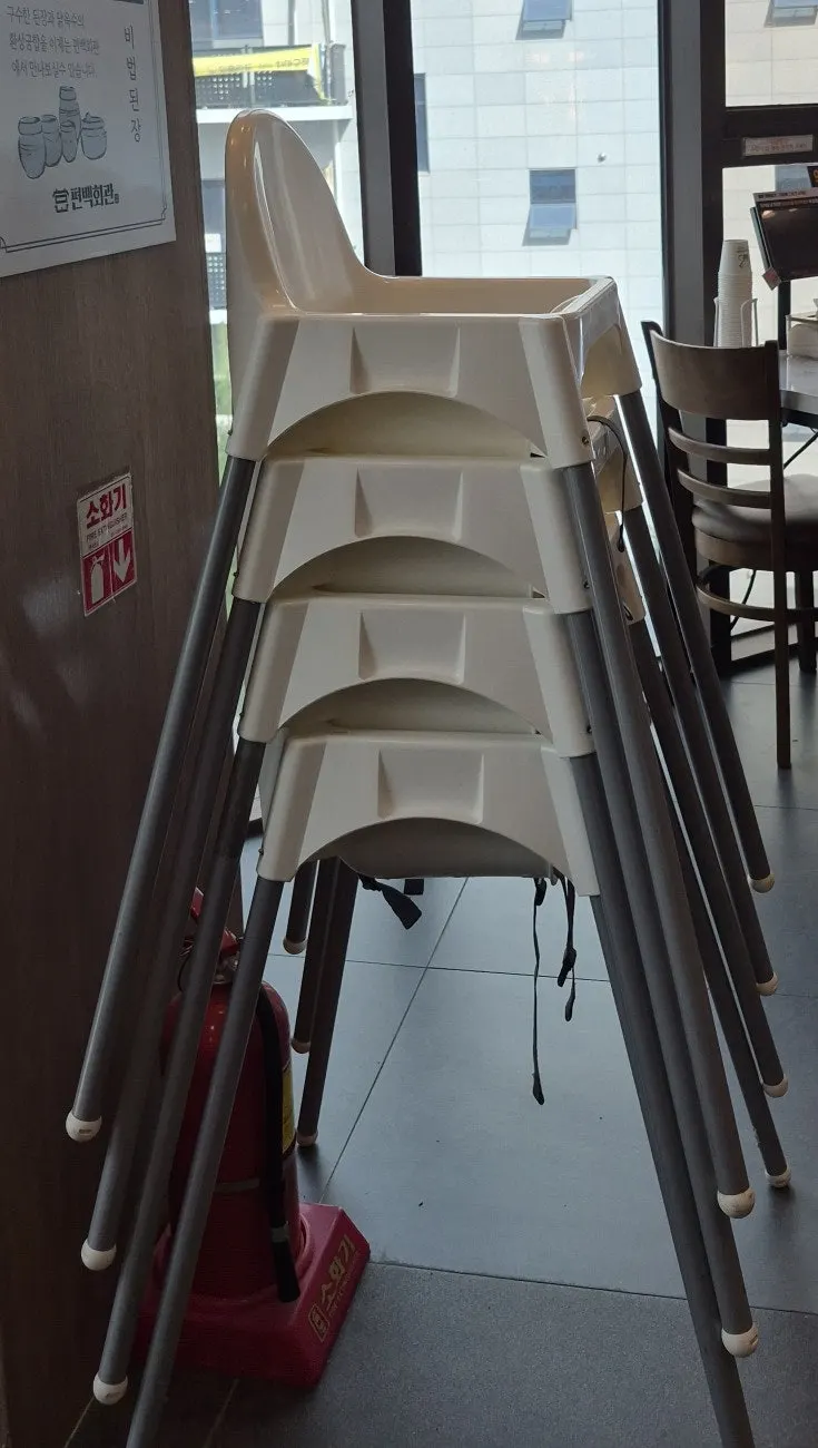 Self-serve bar in the center of the restaurant