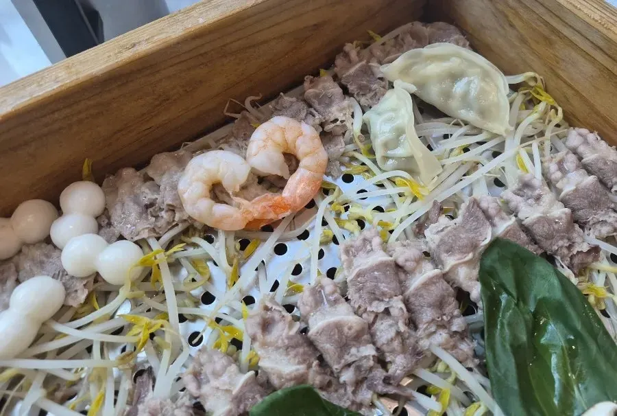 Steaming cypress-steamed pork with vegetables