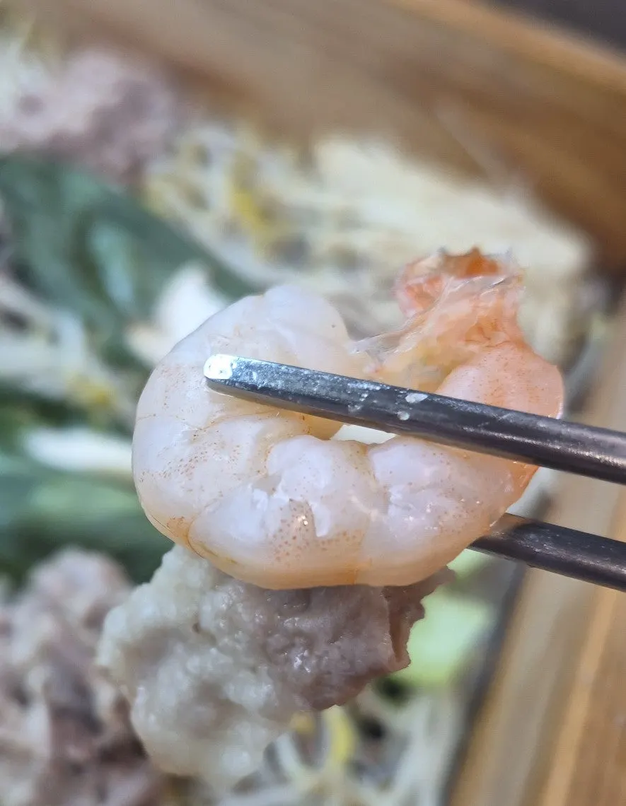Rice paper roll topped with vegetables and meat