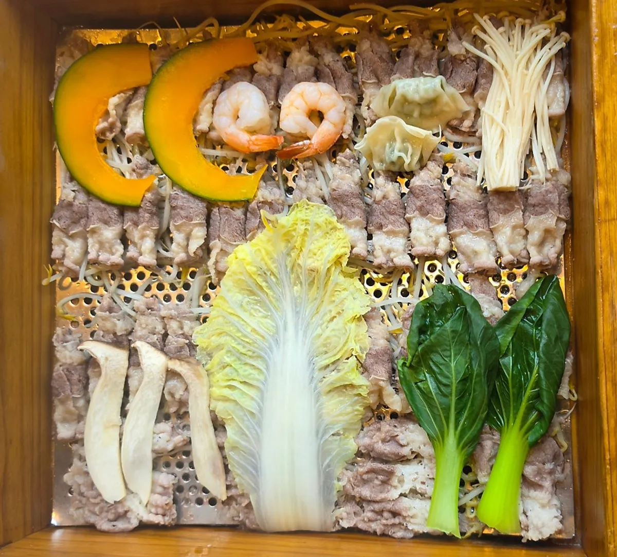 Cypress steam and shabu-shabu spread at Pyeonbaek Hoegwan Main Branch in Yeongjong
