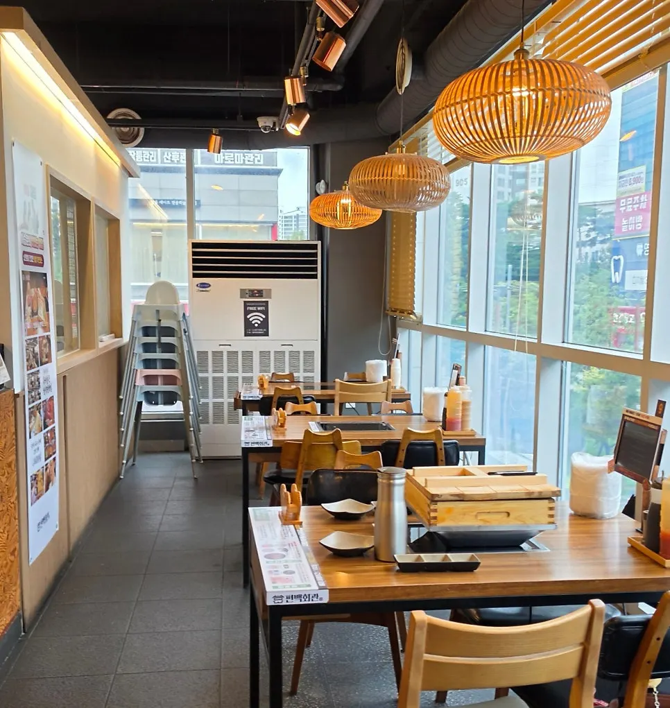 Spacious seating area inside Pyeonbaek Hoegwan Main Branch