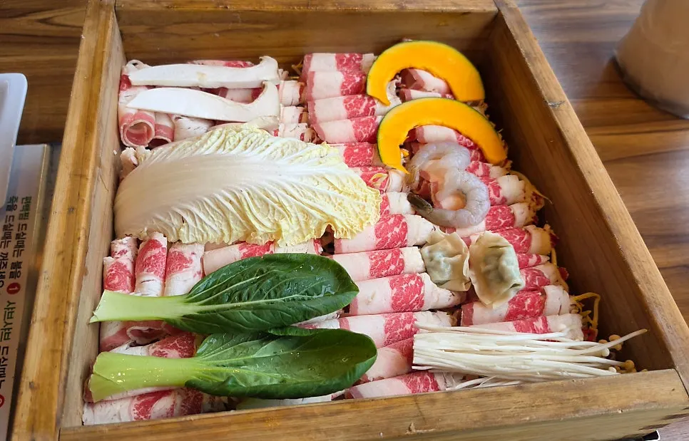 Shabu-shabu broth selection screen on the ordering tablet