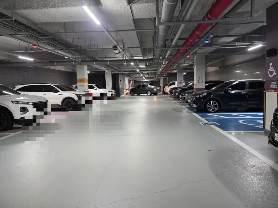 Parking spaces at the Yuseung Hannaedeul commercial parking lot
