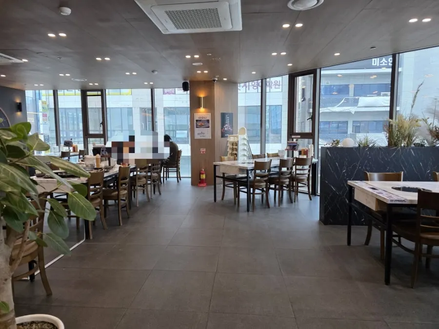 Seating by the large windows at Pyeonbaek Hoegwan Siheung Janggok Branch