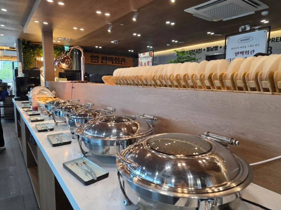 Overview of the salad bar at Pyeonbaek Hoegwan Siheung Janggok Branch