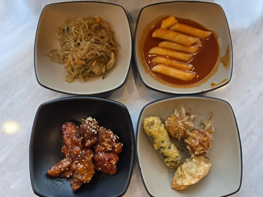 Salad bar food eaten while the cypress-steamed pork cooked