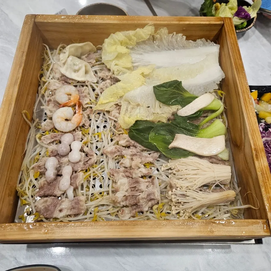 편백찜에 담긴 소고기와 채소, 새우
