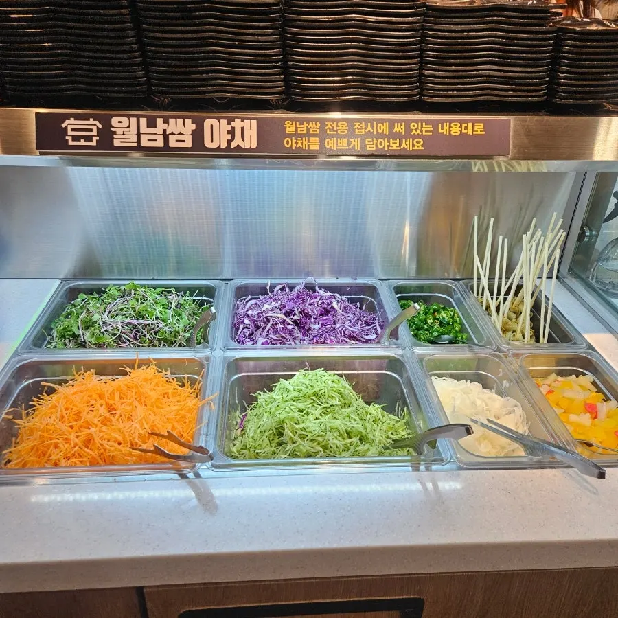 접시에 담아온 샐러드바 음식