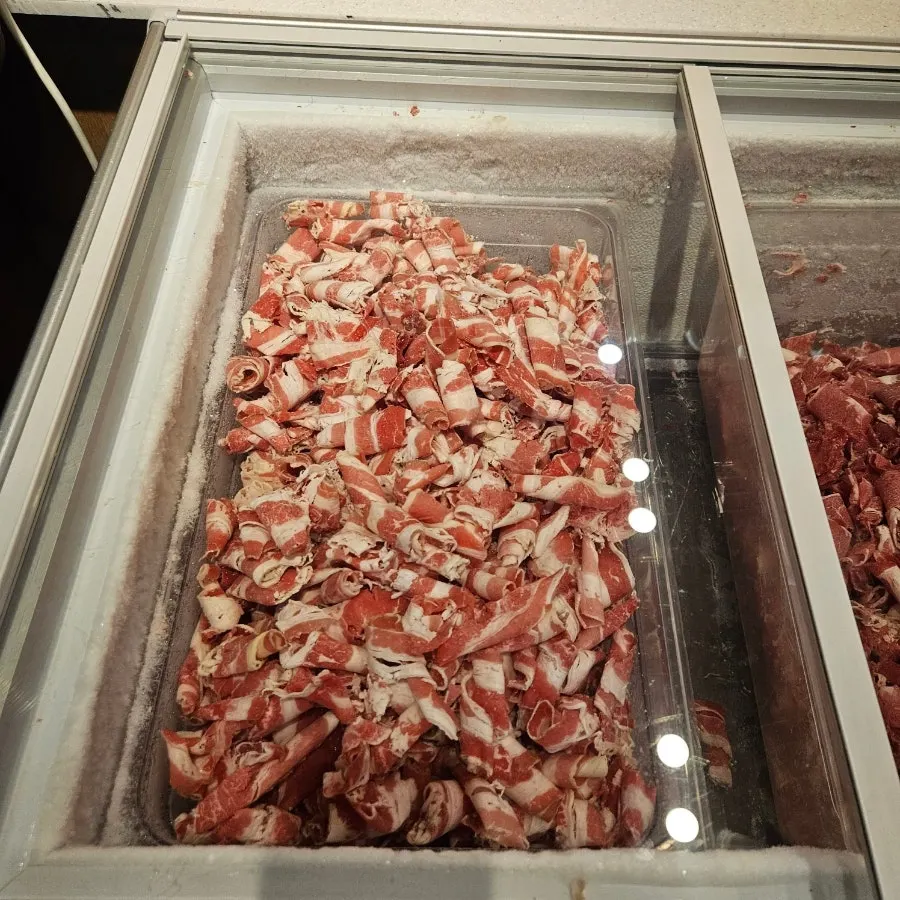 편백찜과 샤브샤브가 함께 차려진 테이블