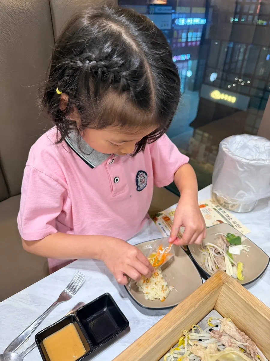 편백찜에 올린 배추와 새우, 고기