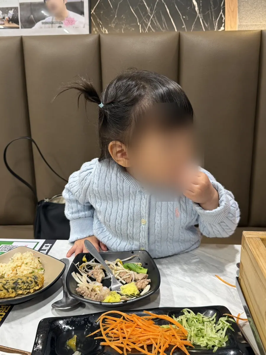테이블에 차려진 편백찜 한 상