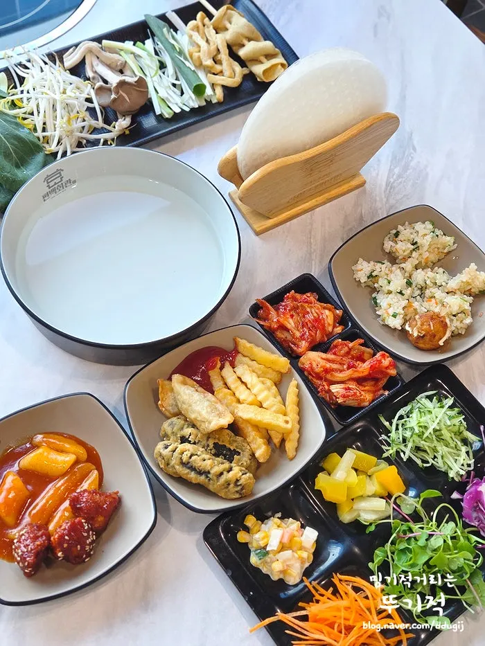 셀프바에서 담아온 음식 세팅
