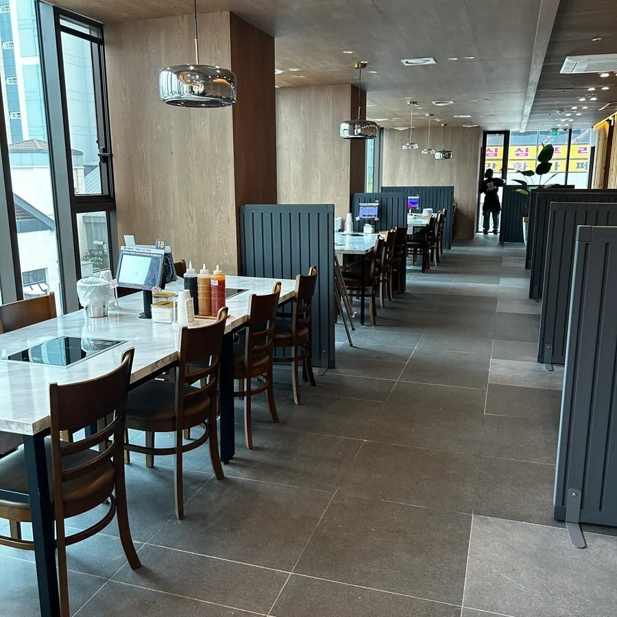 Partitioned table area at Pyeonbaek Hoegwan Siheung Janggok Branch