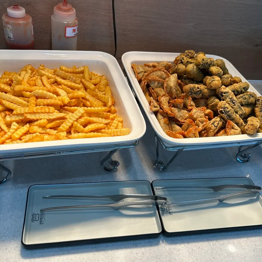 Lidded fried items on the salad bar
