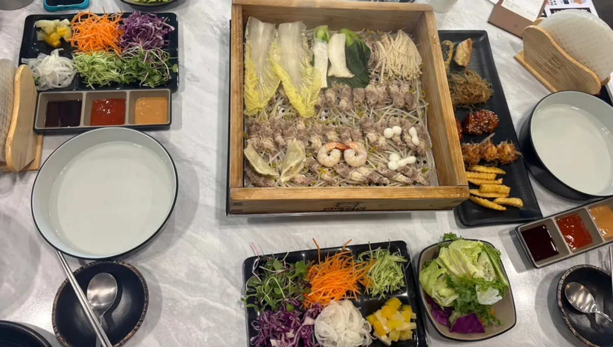 편백찜과 월남쌈 샤브샤브가 차려진 테이블