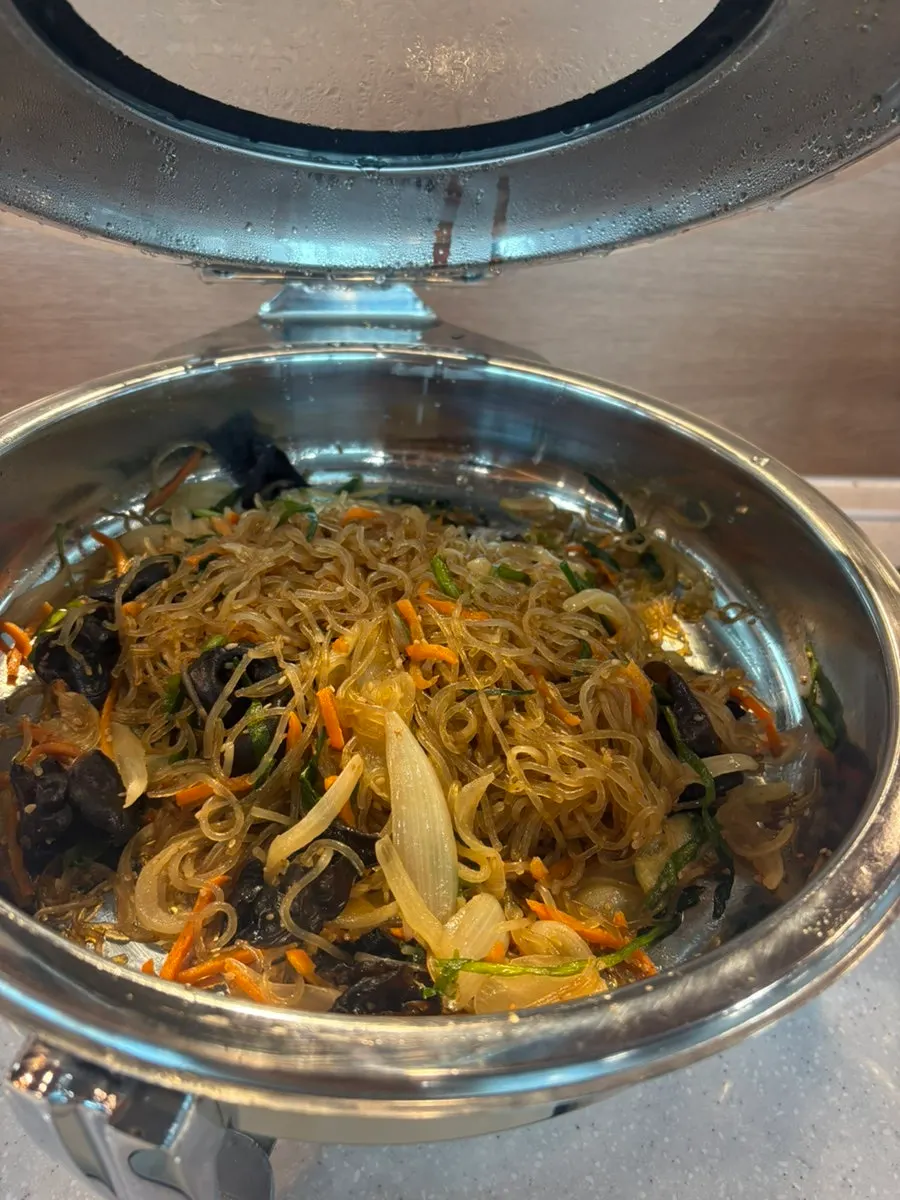 셀프바에 놓인 채소와 반찬