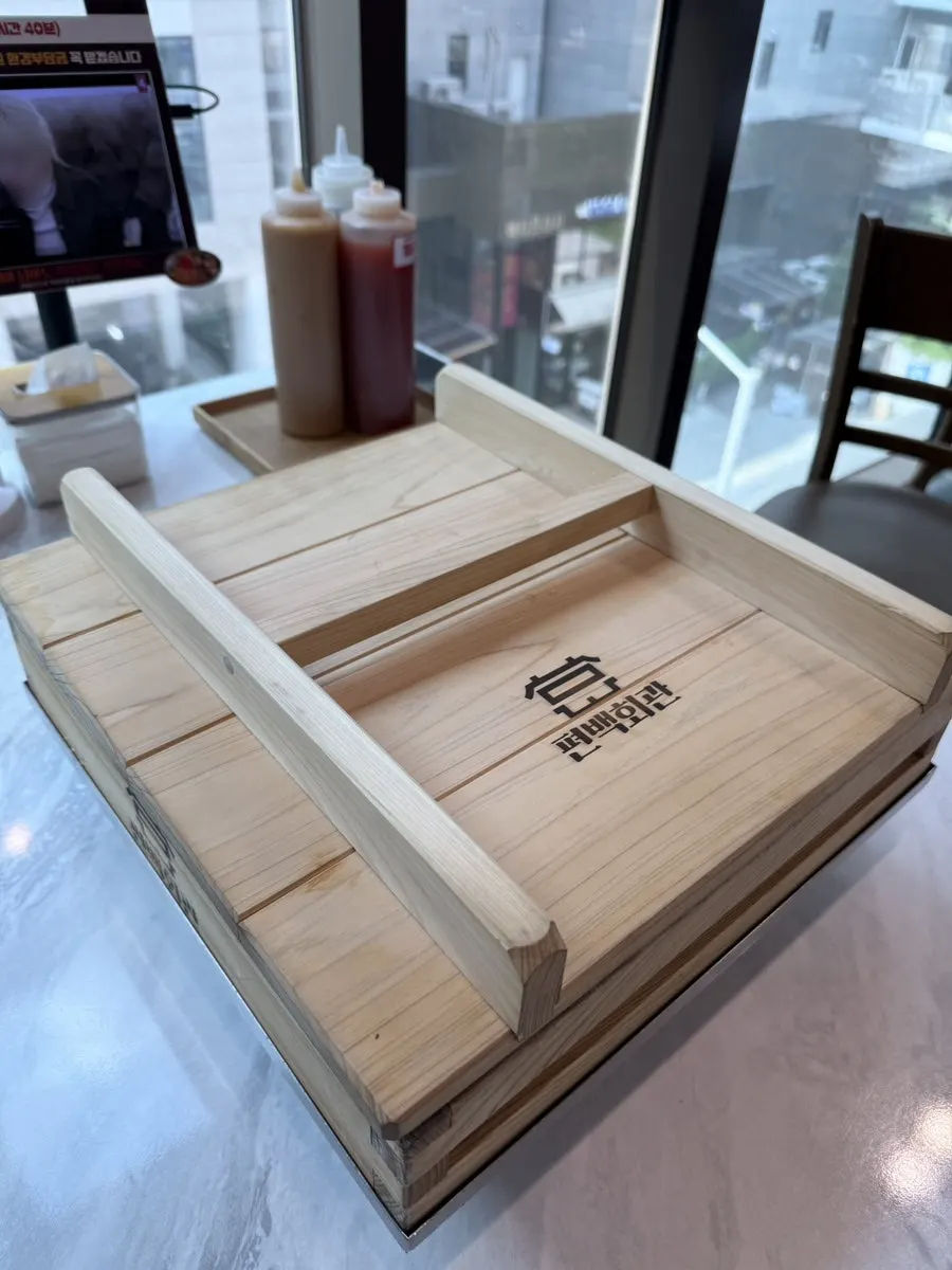 Spacious dining hall at Pyeonbaek Hoegwan Siheung Janggok Branch with plenty of tables