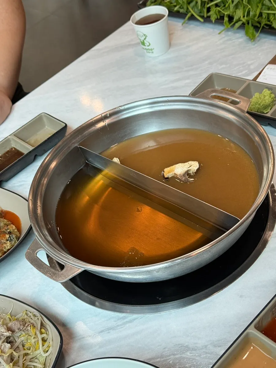 Rice paper wrap filled with bean sprouts and meat