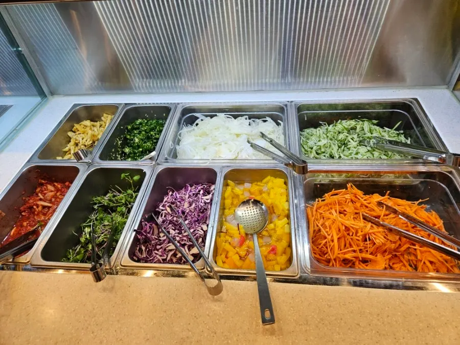 편백찜 고기와 소스 가로 사진