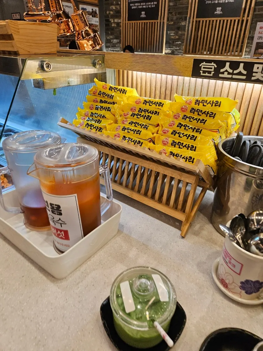 끓는 육수에 넣은 채소와 만두