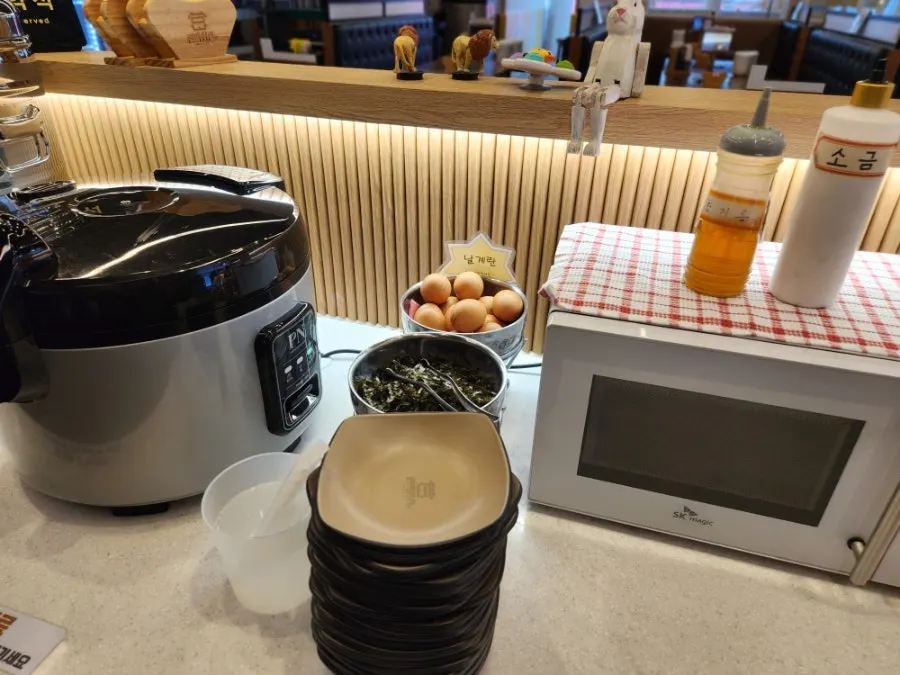 Warming station with tteokbokki and pasta