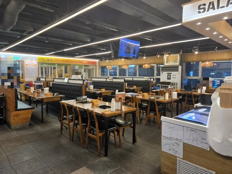Spacious dining hall inside Pyeonbaek Hoegwan Main Branch